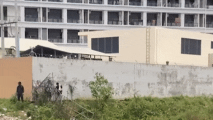 场面震撼!柬埔寨电诈园区上演集体大逃亡!(4) 场面震撼!柬埔寨电诈园区上演集体大逃亡!(4)