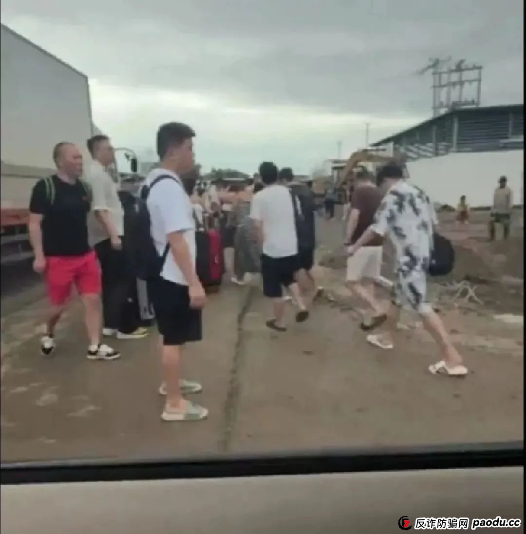 场面震撼!柬埔寨电诈园区上演集体大逃亡!(14) 场面震撼!柬埔寨电诈园区上演集体大逃亡!(14)