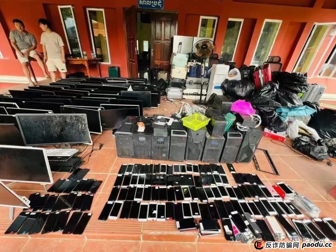 场面震撼!柬埔寨电诈园区上演集体大逃亡!(12) 场面震撼!柬埔寨电诈园区上演集体大逃亡!(12)