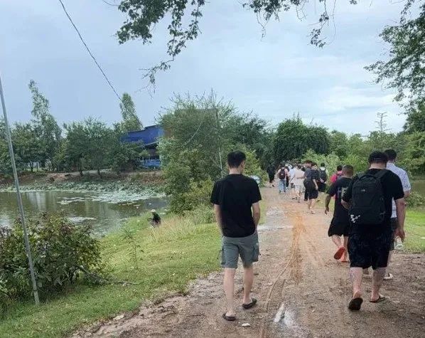 场面震撼!柬埔寨电诈园区上演集体大逃亡!(13) 场面震撼!柬埔寨电诈园区上演集体大逃亡!(13)